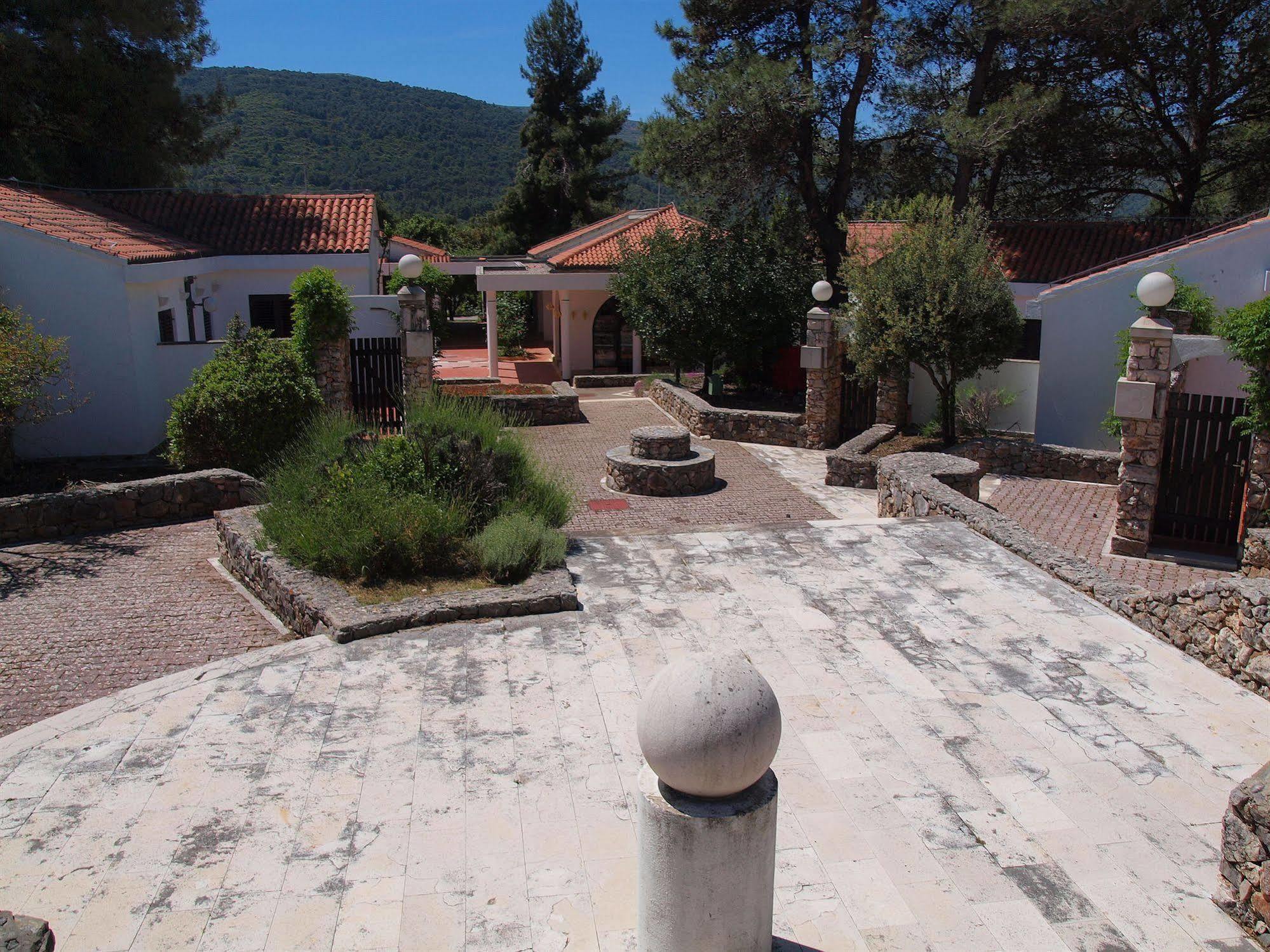 Trim Sunny Apartments By Valamar Stari Grad  Buitenkant foto